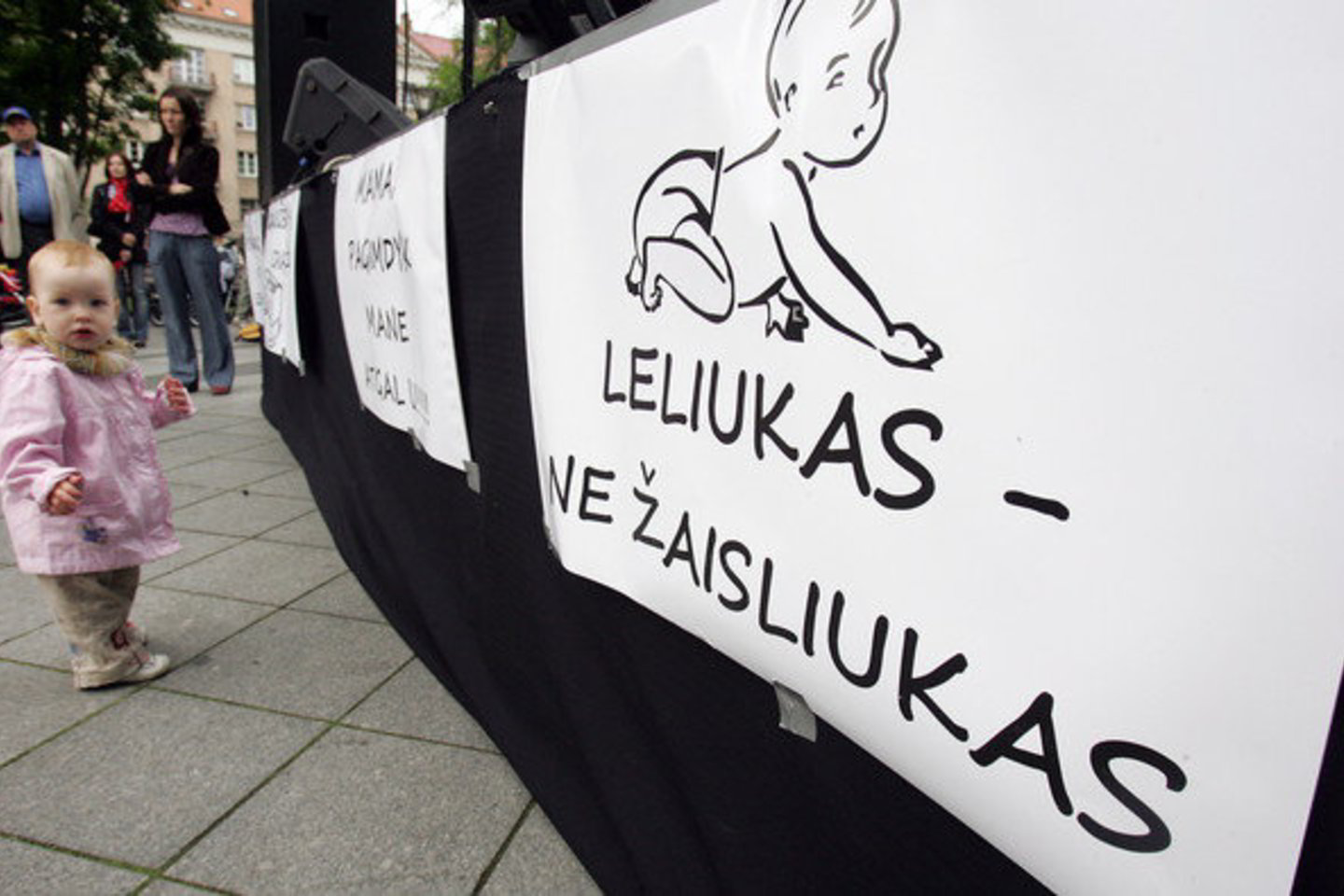 Prie Vyriausybės susirinko apie du šimtus tėvų su vaikais.