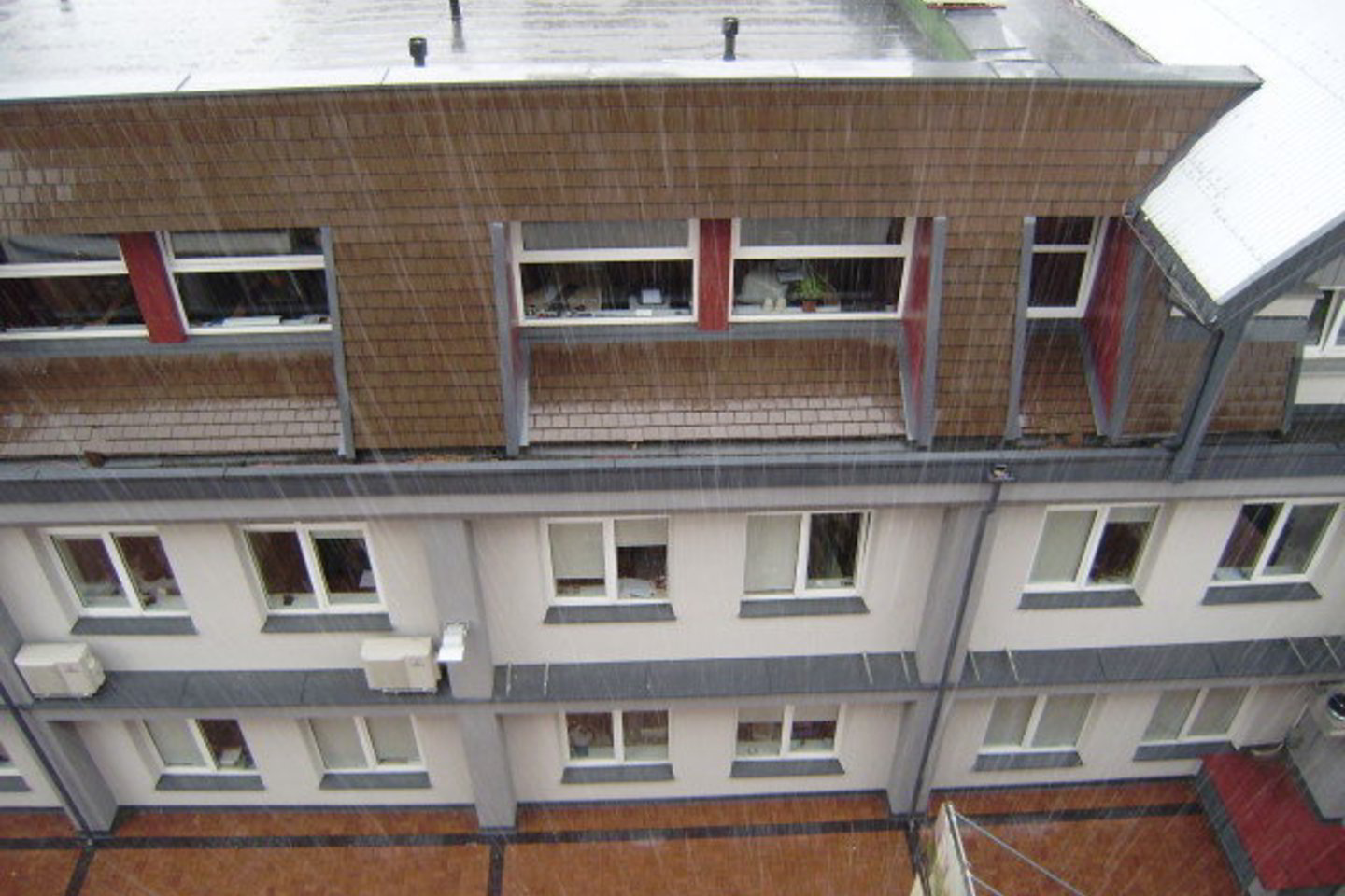 Saulę Vilniuje pakeitė stiprus lietus.