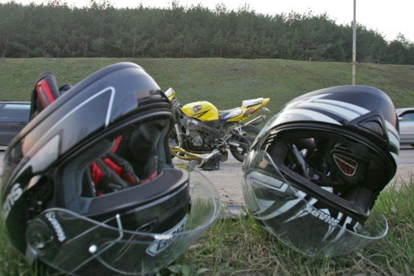 Nuo smūgio skilo motociklo keleivės šalmas.