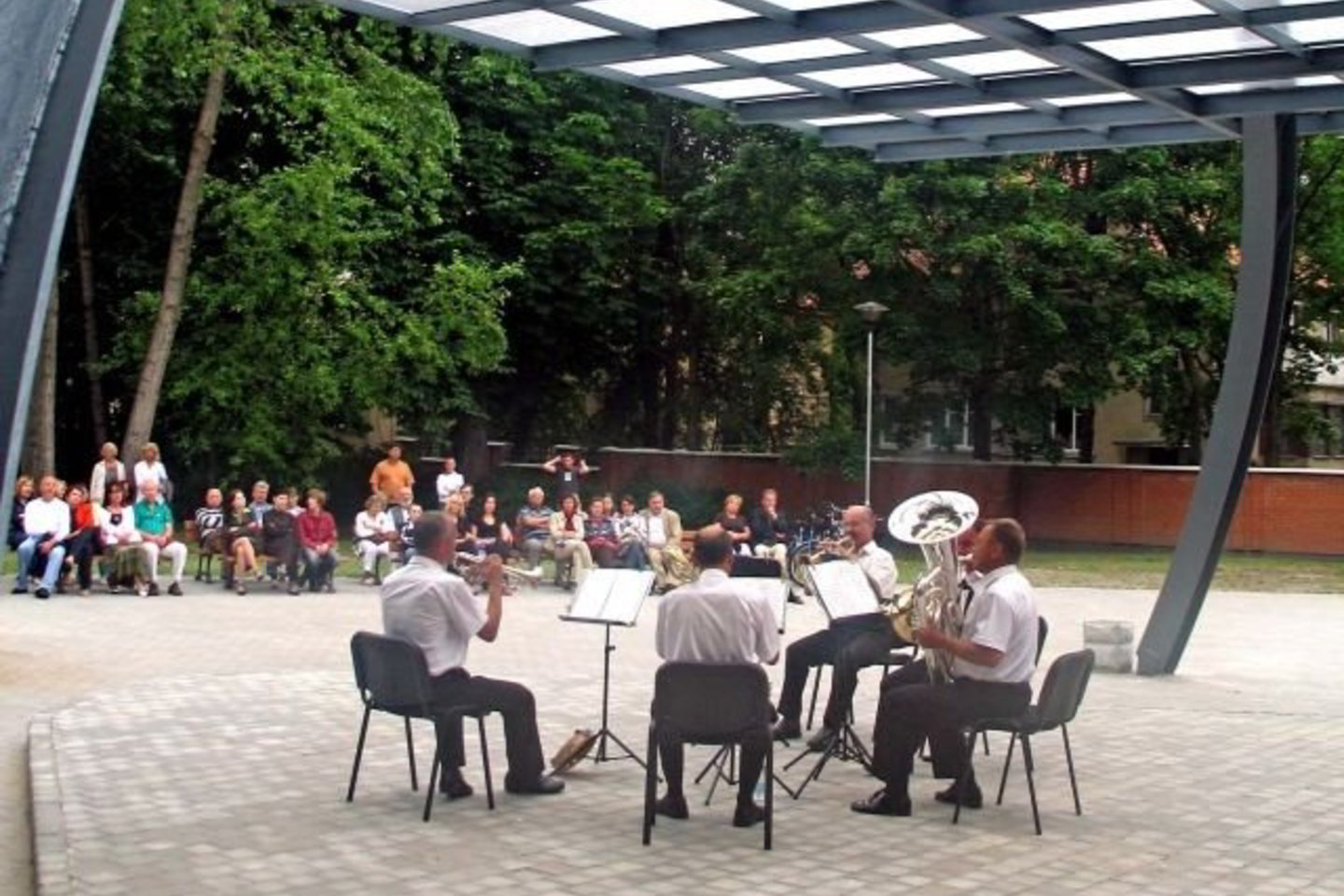 Sutvarkytame parke pastatyta nauja estrada ir suoleliai.