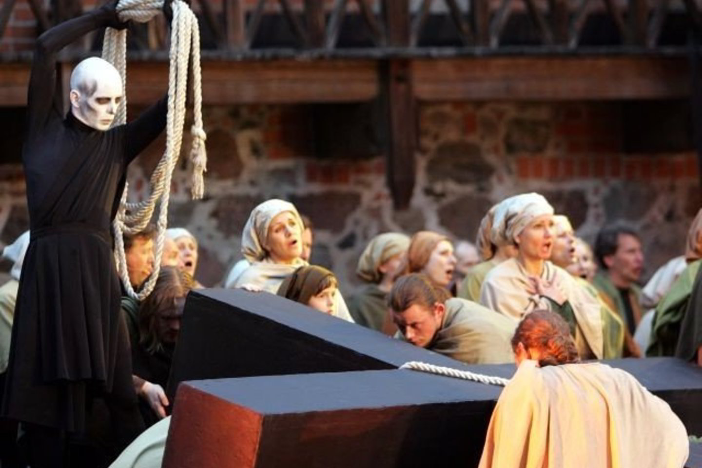 Teatrinę aurą sutirštino J.Jurašo sukurtas Mirties šmėklos personažas (Simas Lindešis).