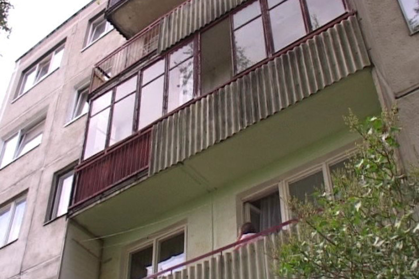 Vaikinui pritrūko alpinisto sugebėjimų įlipti per langą.