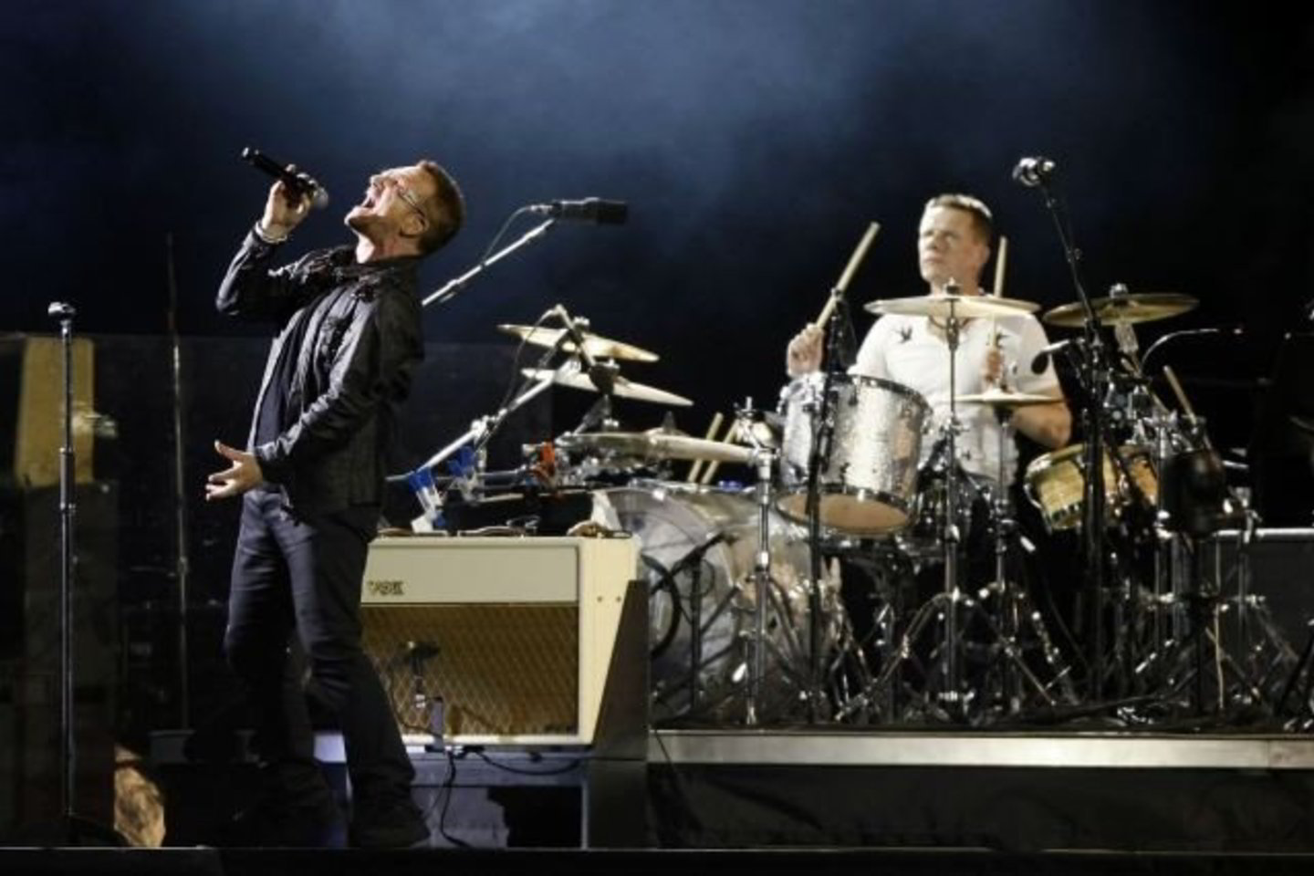 U2 lyderis Bono (kairėje) šėlo scenoje.