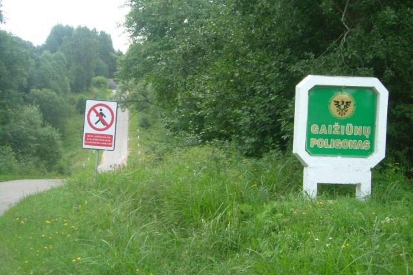 Kelerius metus, vykstant kovinio šaudymo pratyboms, įėjimą į poligoną saugojo kariai. Nuo šiol čia bus tik įspėjamieji ženklai.
