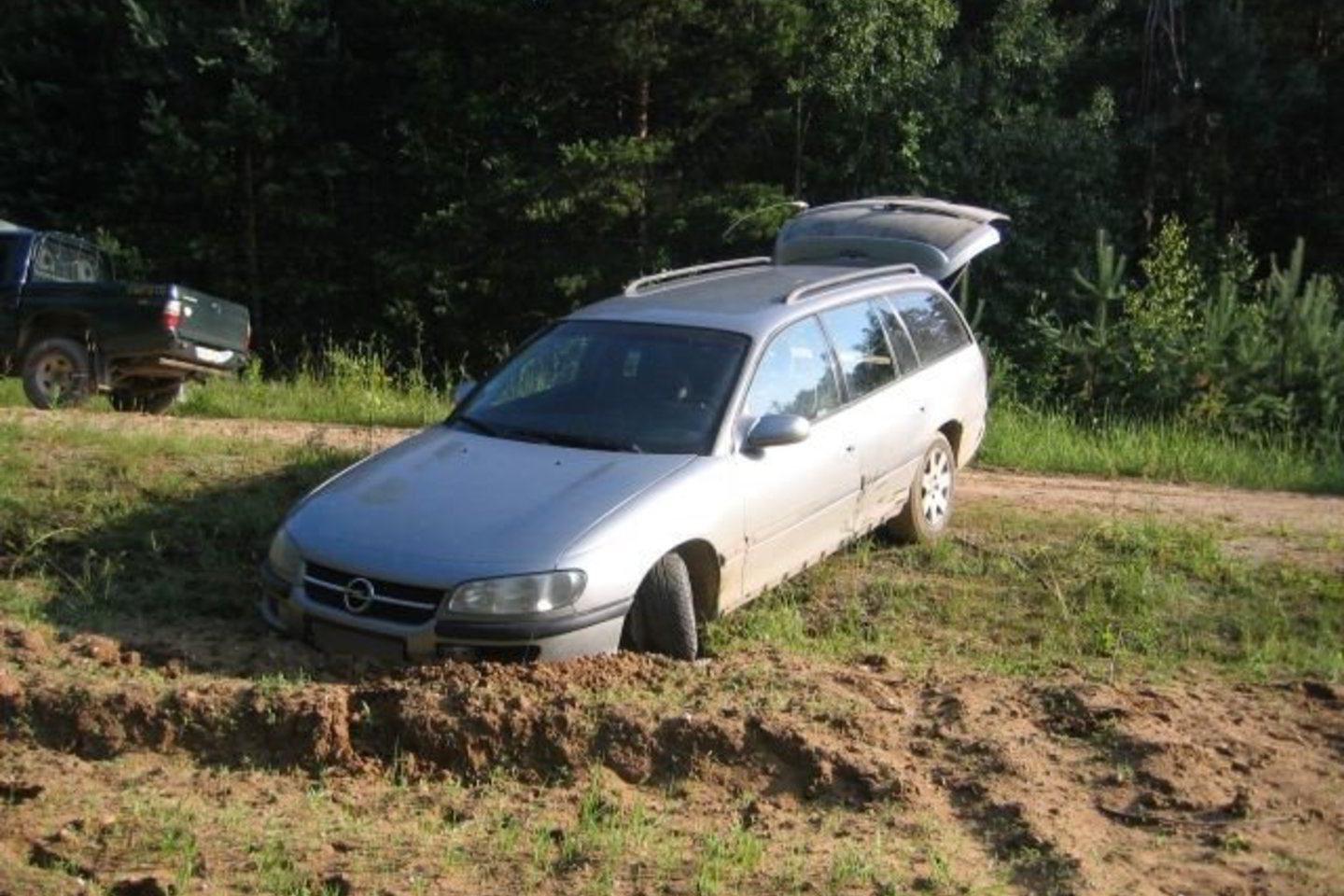 Kontrabandininkas paspruko palikęs ir automobilį, ir krovinį.