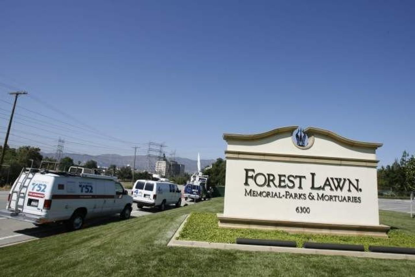 Prie „Forest Lawn“ kapinių Los Andžele budi žurnalistų komandos.