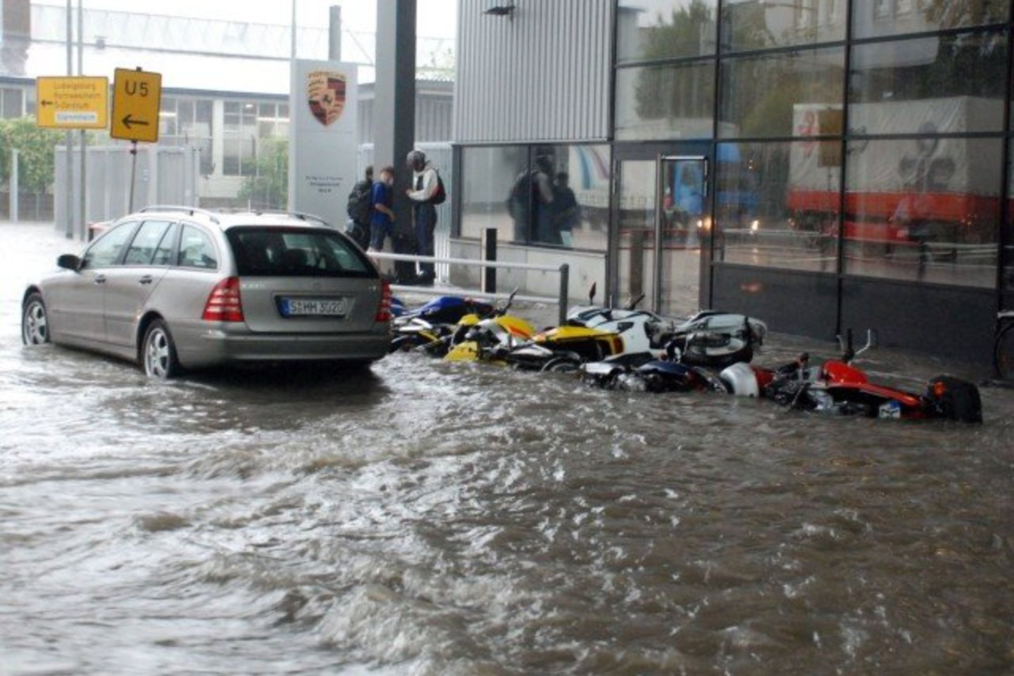 Po gausių liūčių Štutgarte gatves užtvindė vanduo.