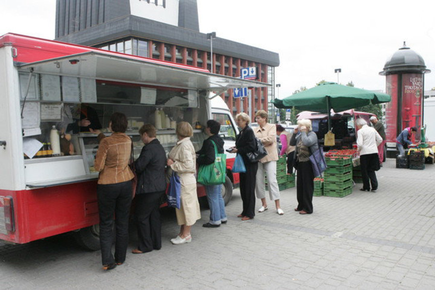 O tai ką daryti smulkiam prekybininkui? Prekiauti tik tuo, kas prekybos centrams neįdomu? Arba prekiauti tik savo kioske?