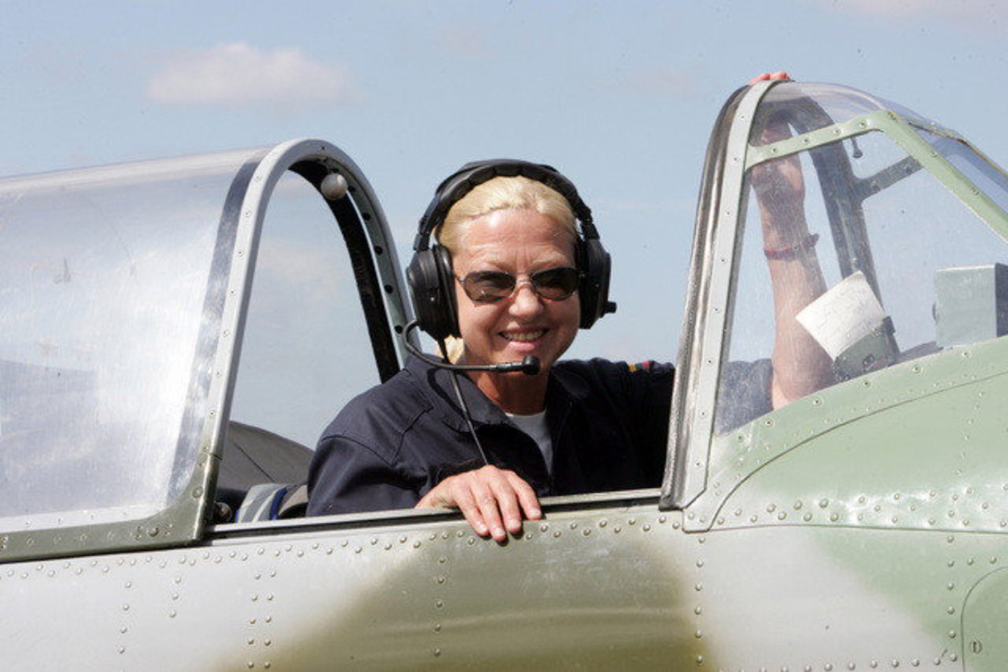 Antrąją vietą penktadienį pasibaigusiose planetos akrobatinio skraidymo pirmenybėse Rojūnų aerodrome užėmė bei sidabro medalį iškovojo Onutė Motiejūnaitė.