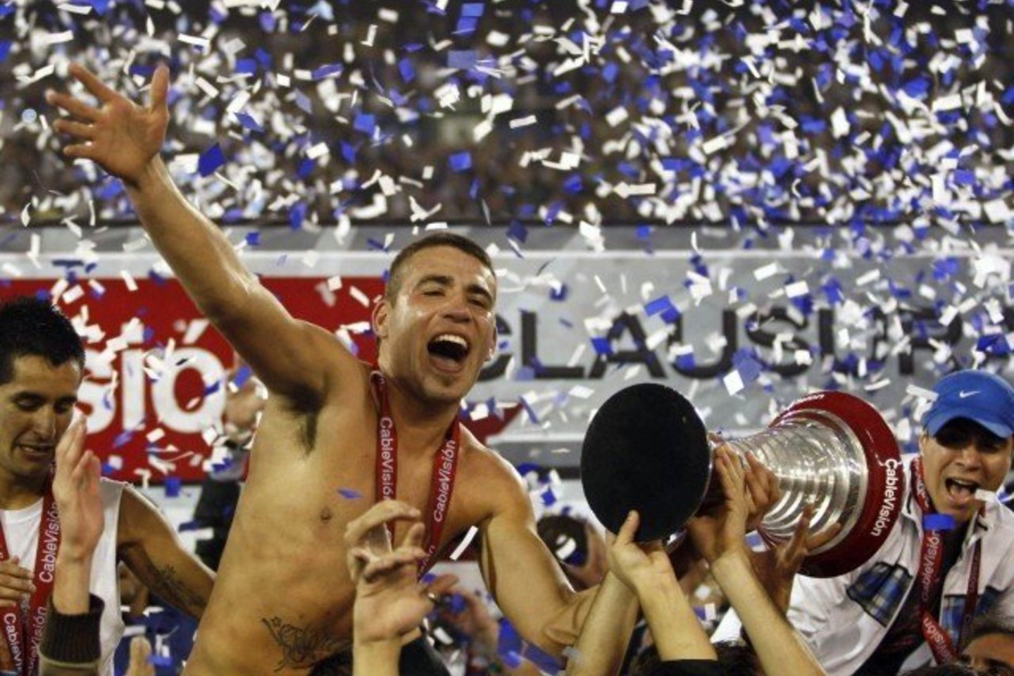 Argentinos futbolo čempionais tapę "Velez Sarsfield" futbolininkai šėlo stadione.