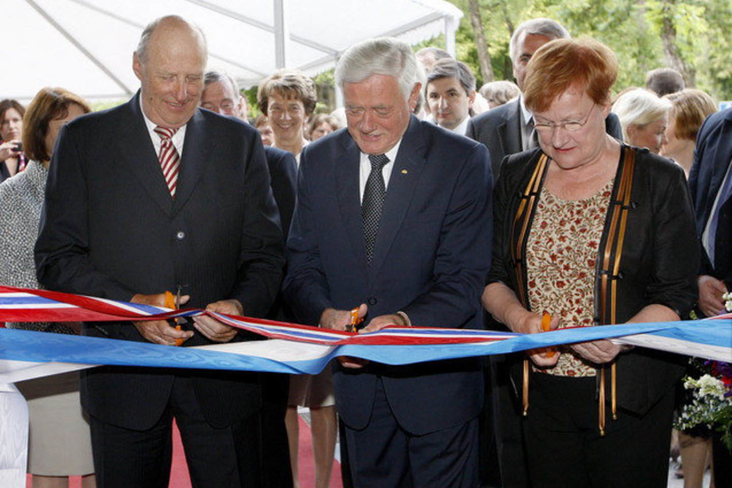 V.Adamkus Suomijos ambasadą atidarė kartu su Suomijos vadove T.Halonen.