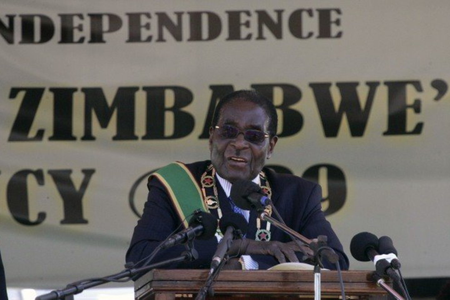 Kalbėdamas apie JAV pasiuntinį R.Mugabe nesirinko žodžių.
