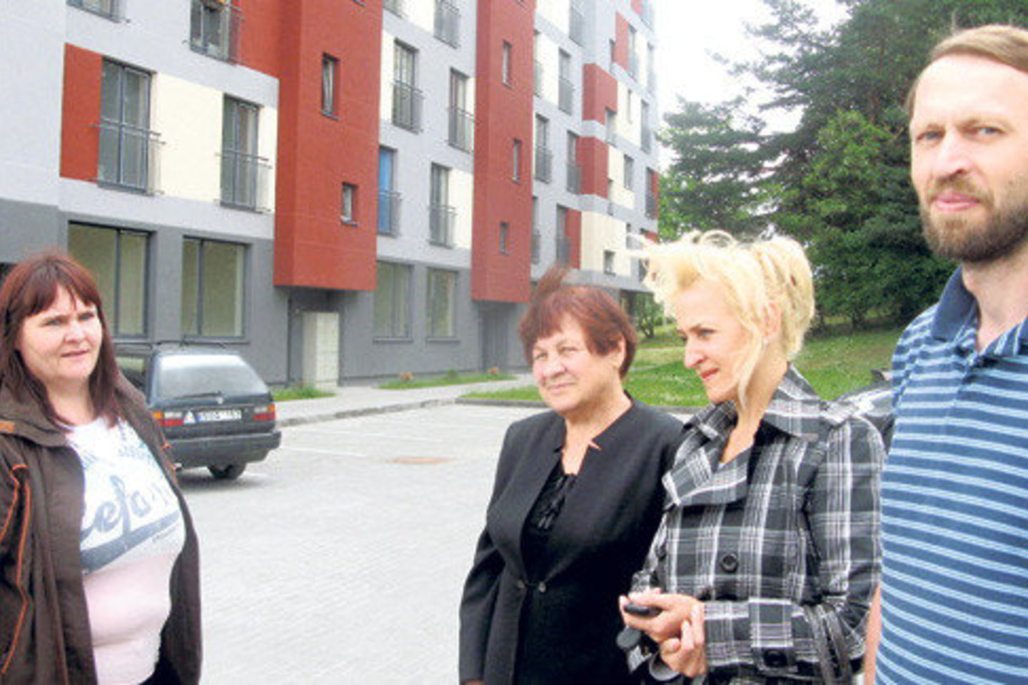 Daugiabutyje įsikūrę (iš kairės) D.Aksiutovienė, N.Šinkūnienė, G.Minkštimienė ir bendrijos pirmininkas R.Neseckas dabar jaučiasi ne butų šeimininkais, o įkaitais.