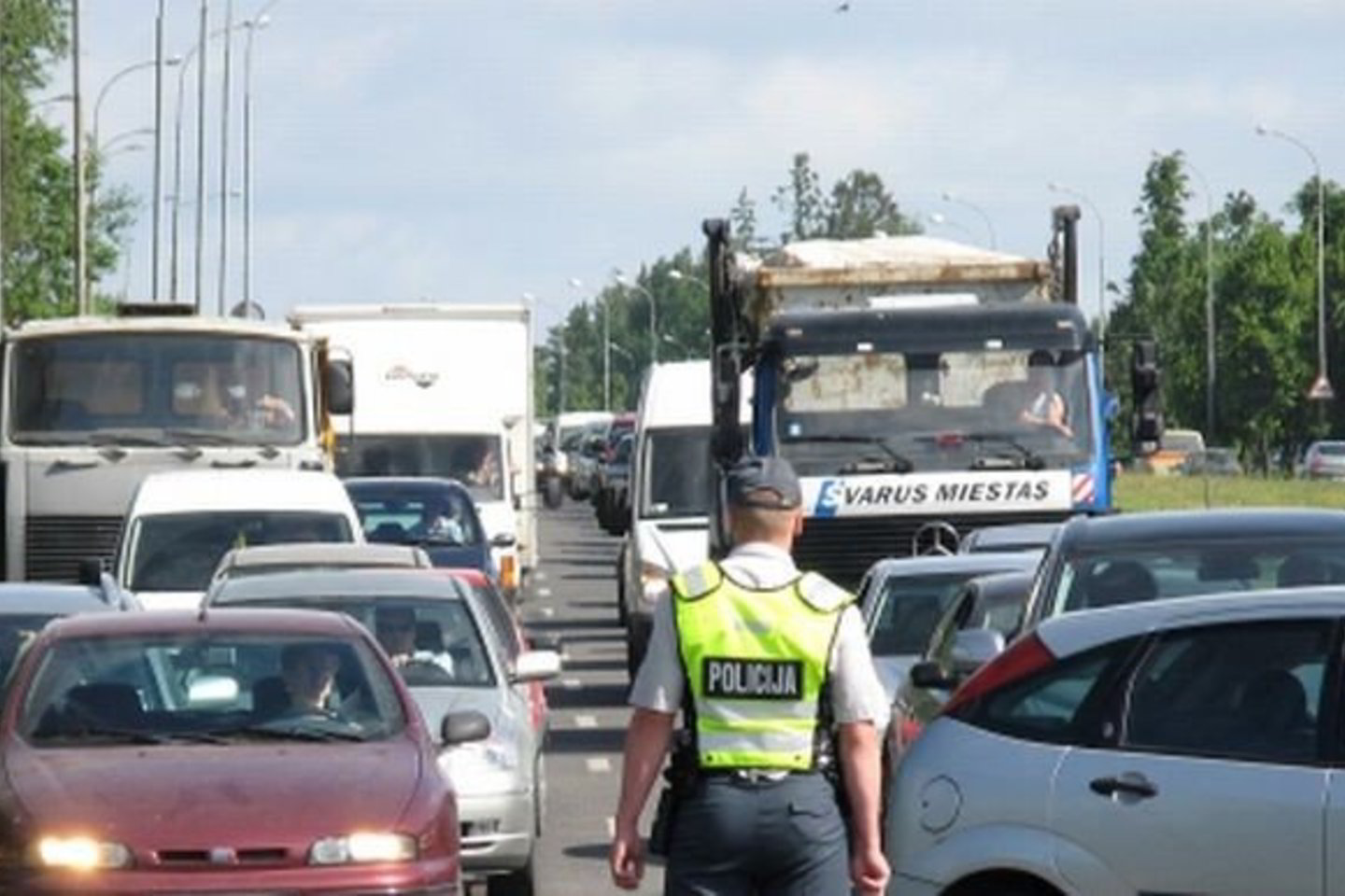 Spūstyje prastovėjome beveik tris valandas. Tačiau įdomiausia dalis buvo, kai privažiavome paskutiniąją spūsties atkarpą - žiūrime, ten stovi policija.