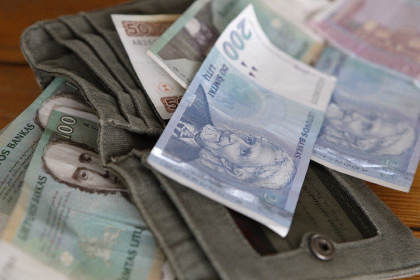 FNTT tyrėjai išaiškino, kad sukčiaujant, klastojant dokumentus ir aplaidžiai tvarkant bendrovių apskaitą galėjo būti išmokėta daugiau nei 270 tūkst. litų motinystės ir motinystės (tėvystės) pašalpų.