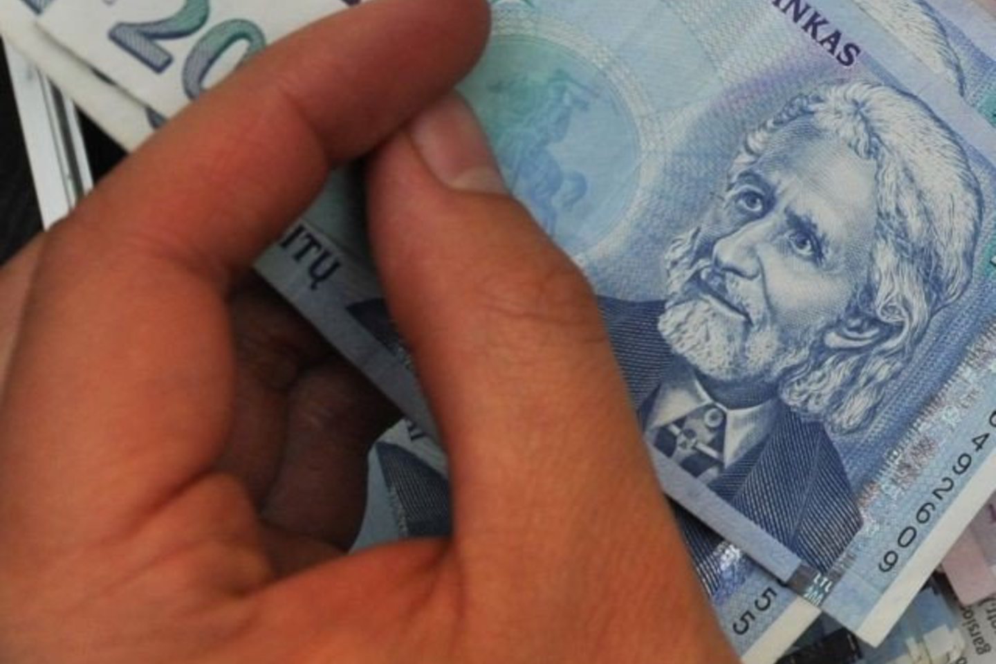 Seimui taip pat siūloma nuo šių metų rugpjūčio 1 d. sumažinti valstybės politikų pareiginės algos koeficientą.