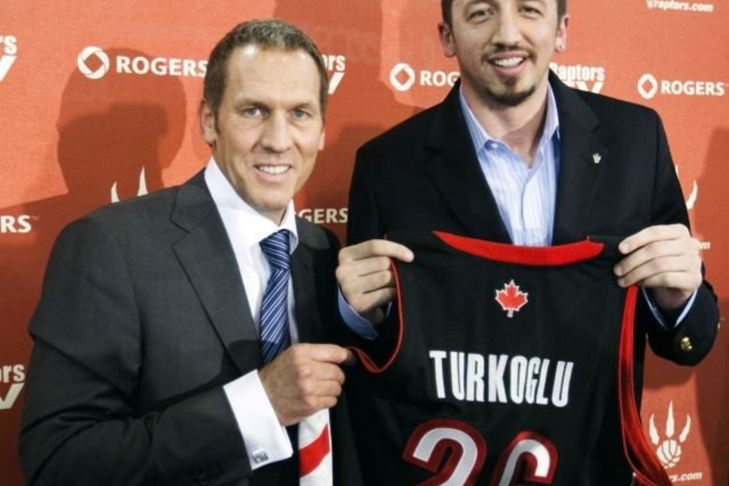 "Raptors" direktorius B.Colangelo (kairėje) įteikė H.Turkoglu 26-uoju numeriu pažymėtus marškinėlius.