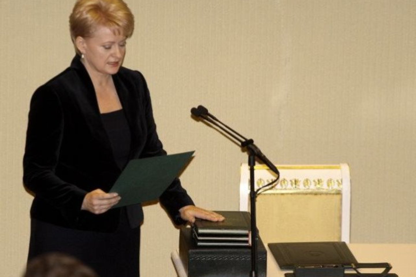 D.Grybauskaitė prisiekė padėjusi ranką ant Konstitucijos.