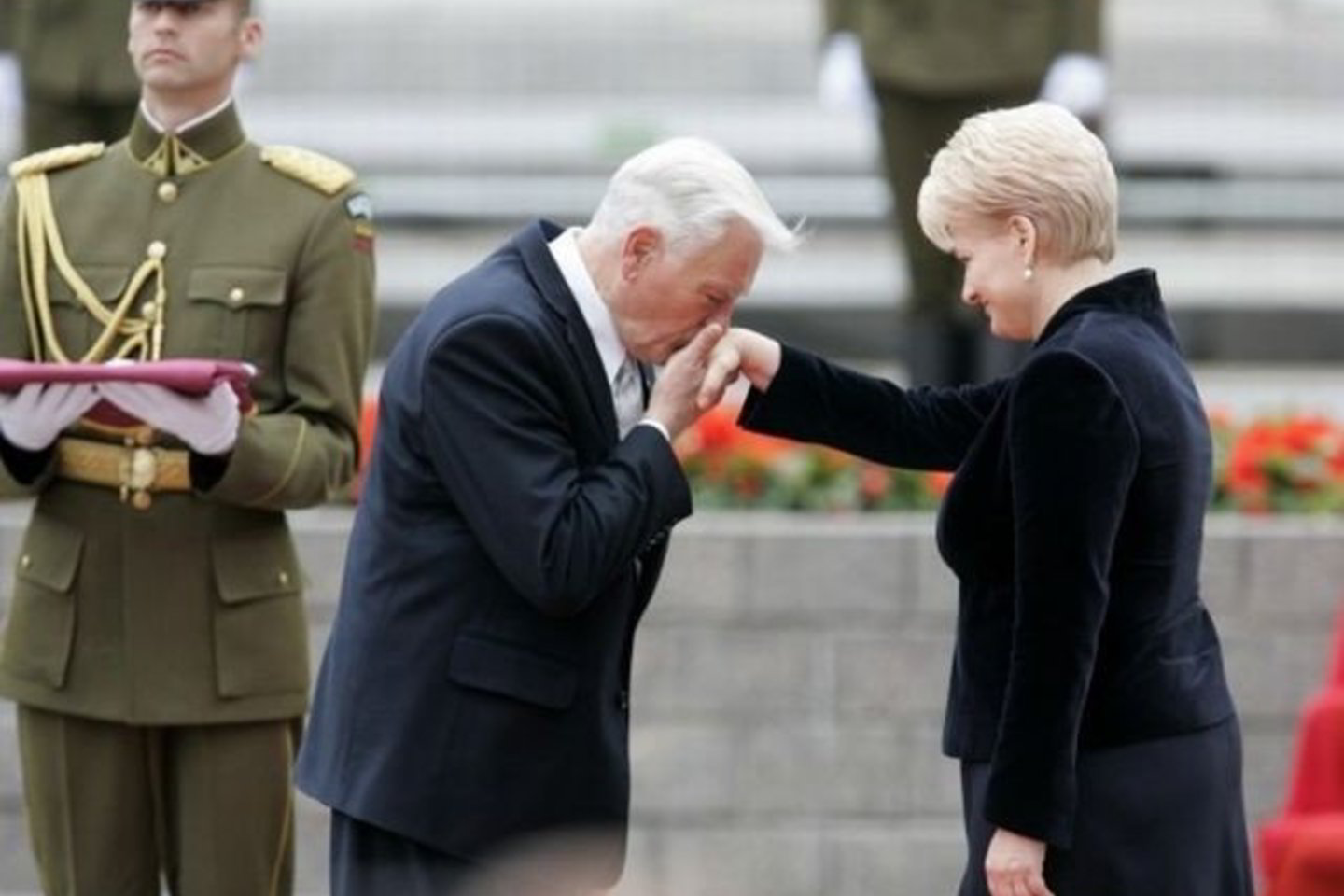 Atsisveikindamas V.Adamkus pabučiavo D.Grybauskaitei ranką.