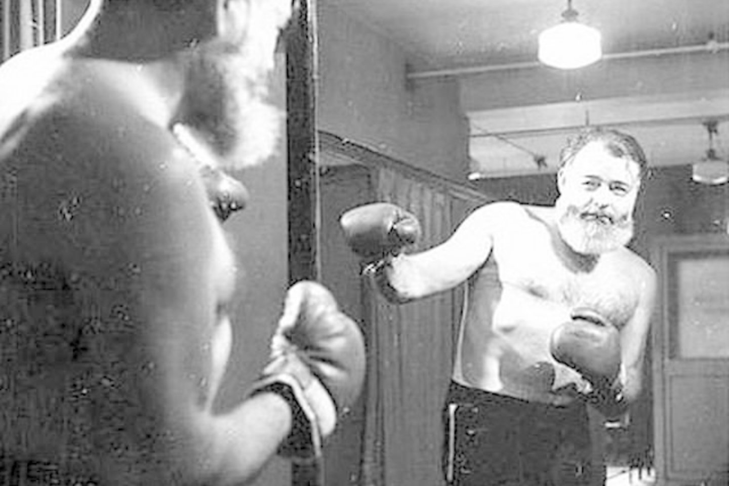 Rašytojas E.Hemingway'us - 1944 metais darytoje nuotraukoje.