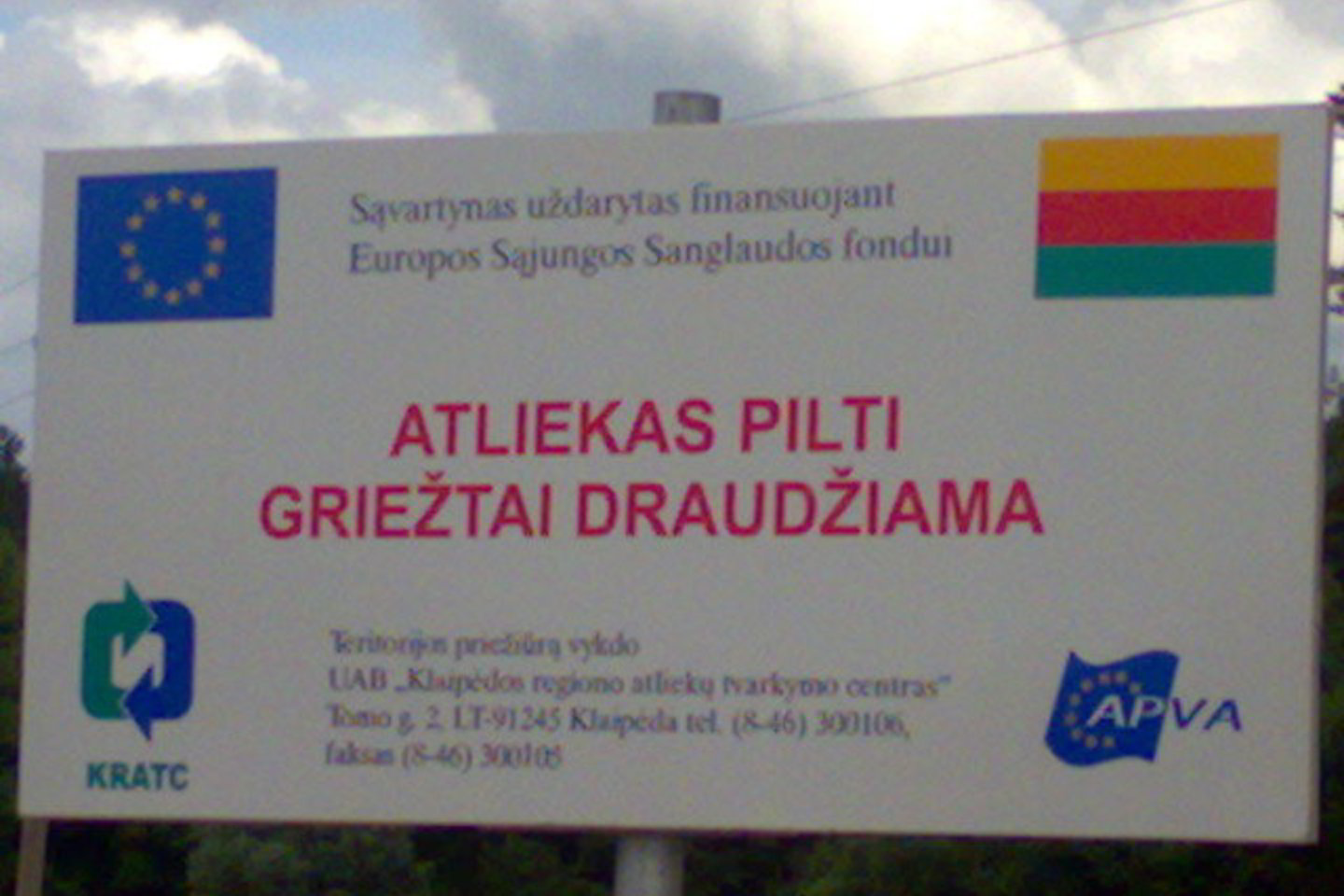 Stendo dešiniajame kampe turėtų būti Lietuvos trispalvė.