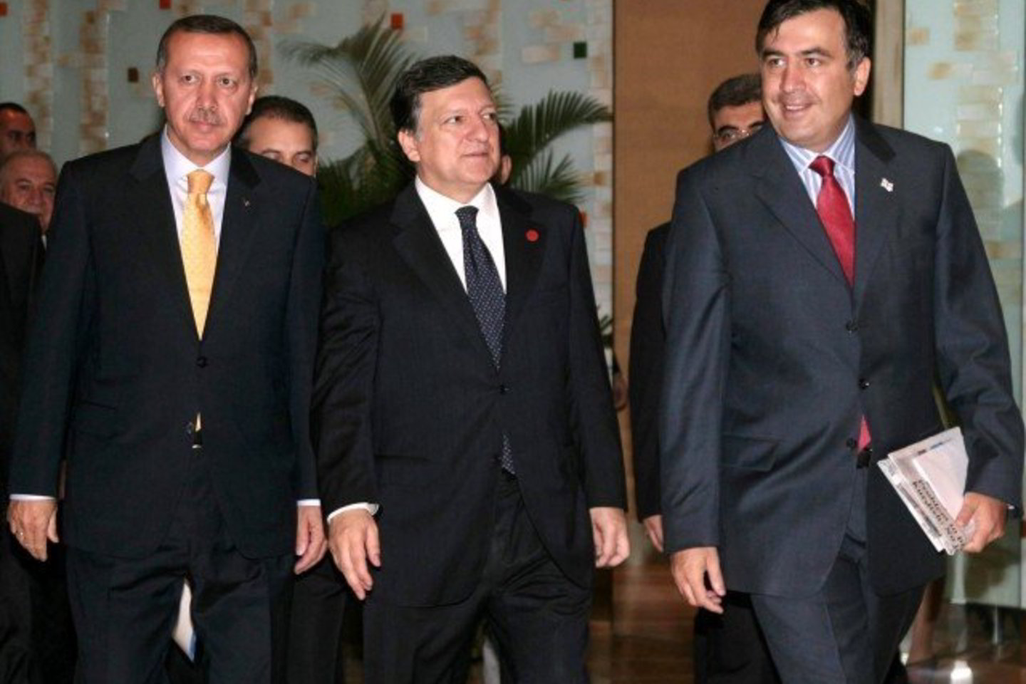Į Ankarą stebėti derinti susitarimo sąlygų atvyko Europos Komisijos vadovas J.M.Barroso ir Gruzijos prezidentas M.Saakašvilis. Juos priėmė Turkijos premjeras T.Erdoganas (kairėje).