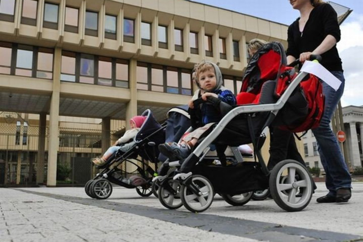 Įsigaliojus naujai tvarkai, kol vaikui sueis dveji metai, būtų sudarytos galimybės ir dirbti, ir gauti 50 proc. motinystės pašalpą.