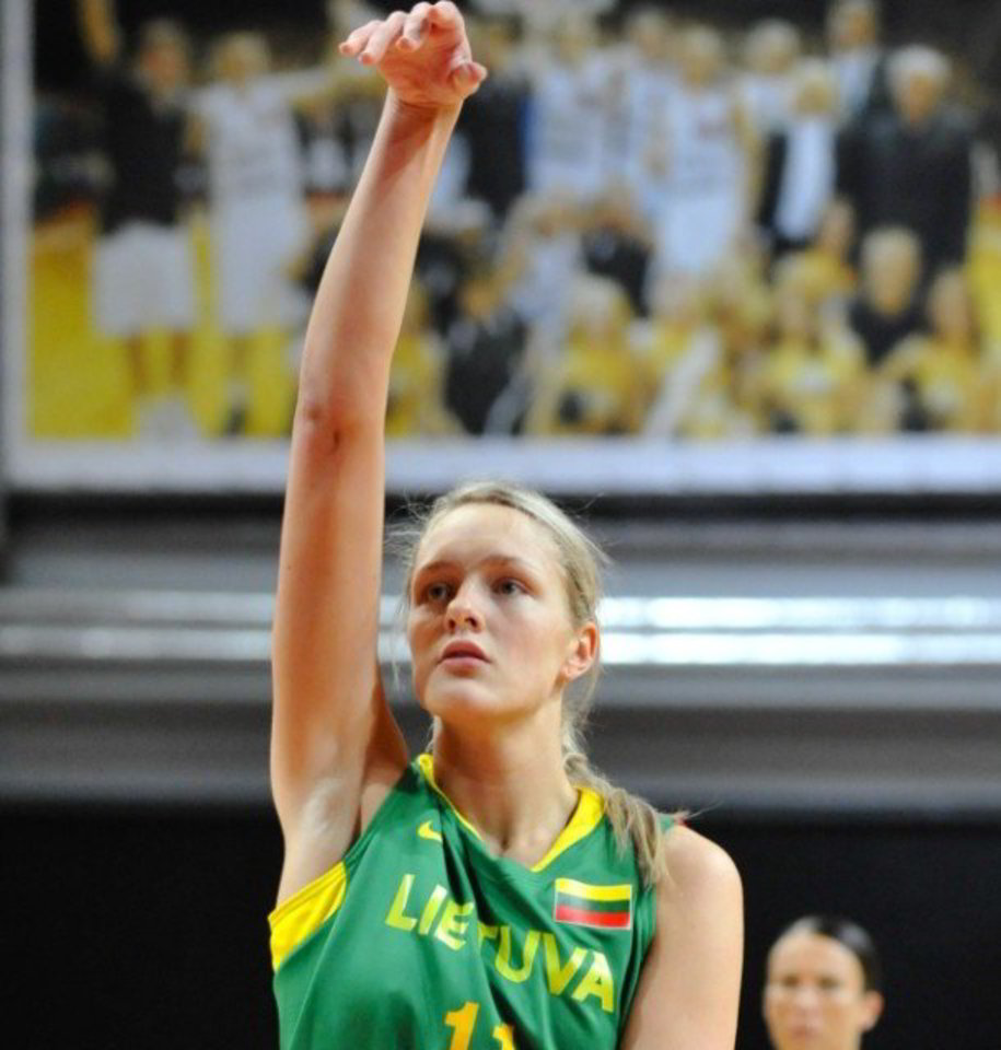 G.Petronytė viena tempia komandą puolime.
