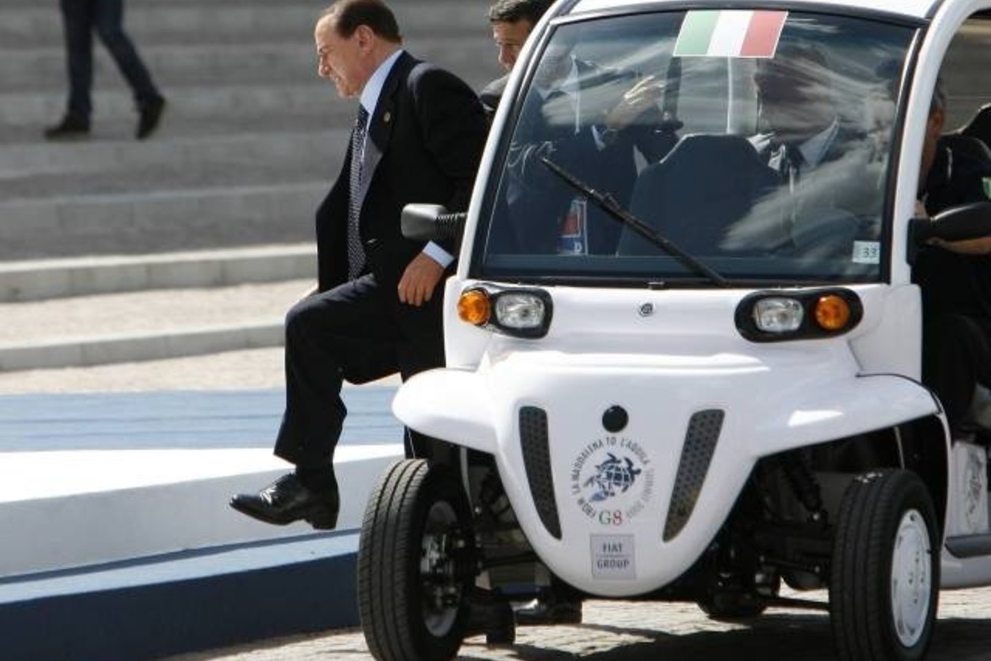 Italijos žiniasklaida randa vis naujų detalių apie premjero slaptą gyvenimo pusę.