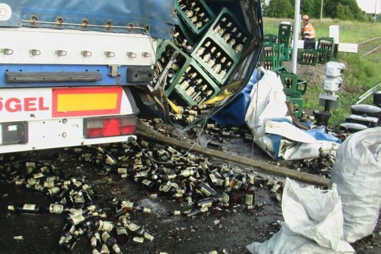 Klaipėdojje Rimkų geležinkelio pervažą po avarijos buvo nukloję „Švyturio“ alaus buteliai.