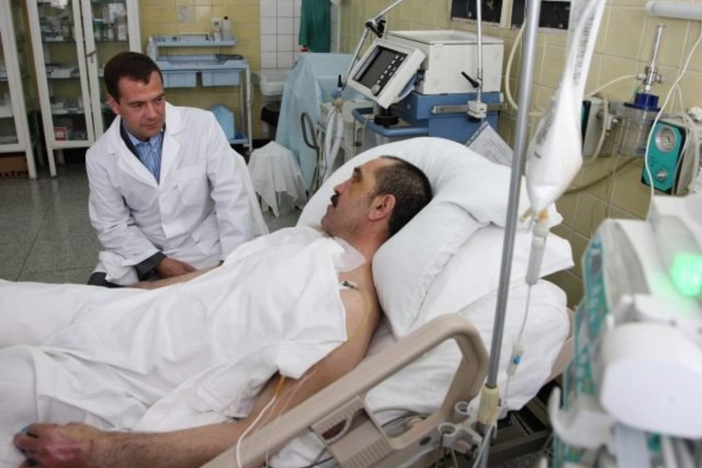 D.Medvedevas aplankė po pasikėsinimo sveikstantį Ingušijos lyderį.