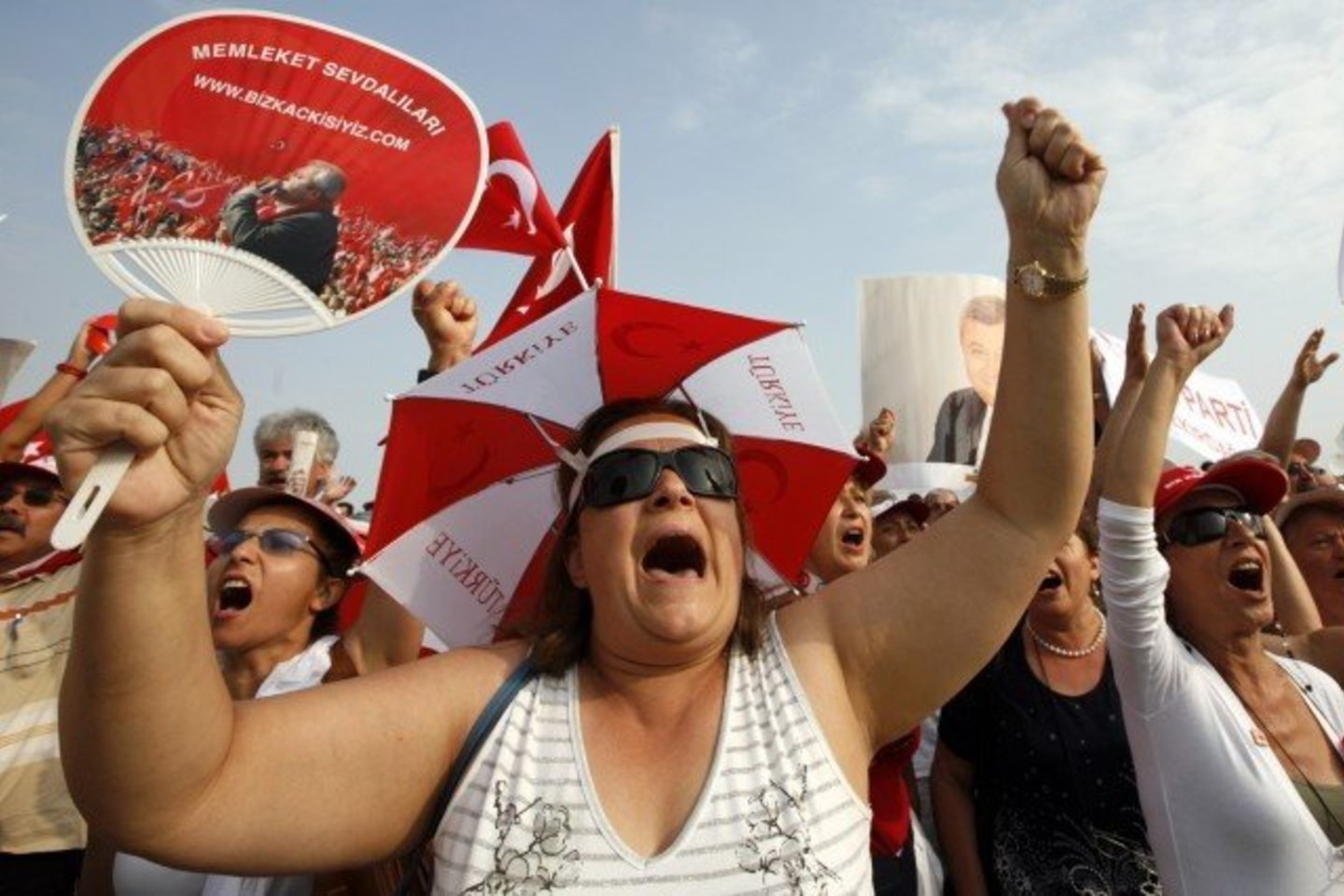 Teisiamieji Turkijoje turi nemažai šalininkų, kurie prie kalėjimo surengė protesto akciją.