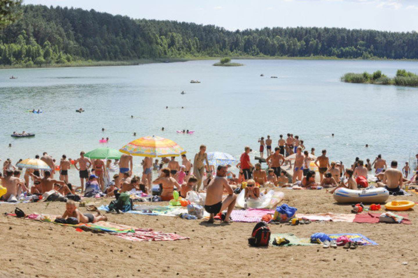 Šiltą savaitgalį poilsiautojų prie vandens telkinių netrūko.