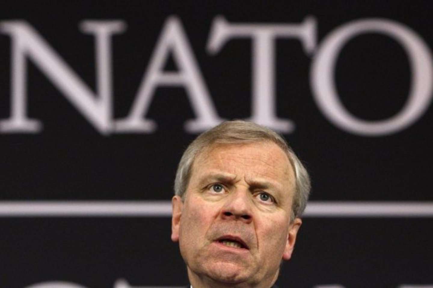 Generalinis sekretorius pasijuto blogai per „NATO kaimelio“ atidarymo ceremoniją viename parke Briuselio centre.