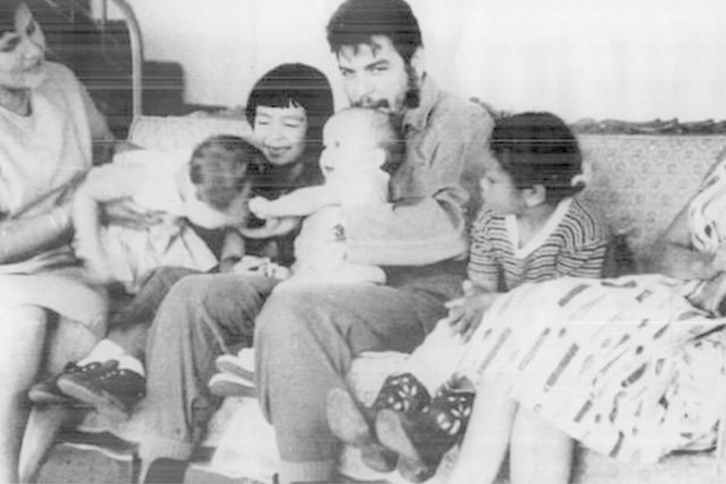Reta akimirka - amžinas revoliucionierius E.Che Guevara su savo vaikais.