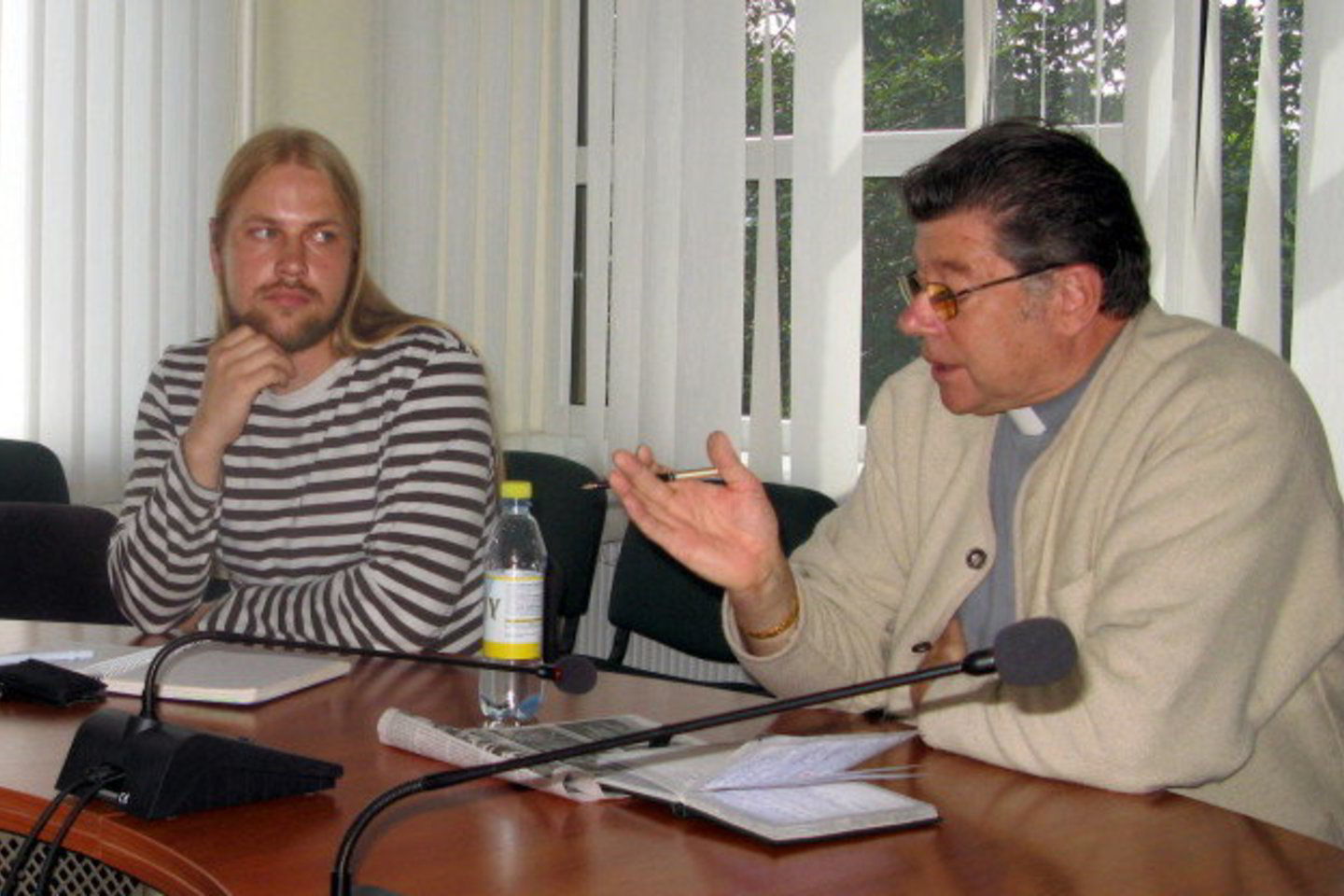 Kūrybinės grupės „ALT events“ projektų vadovas V.Voronavičius ir Anykščių dekanas kanauninkas S.Krumpliauskas po pirmojo „Velnio akmens“ festivalio sėdo prie vieno stalo ir sutarė, kad vietos po plačiu Anykščių dangumi ateityje užteks abiems.