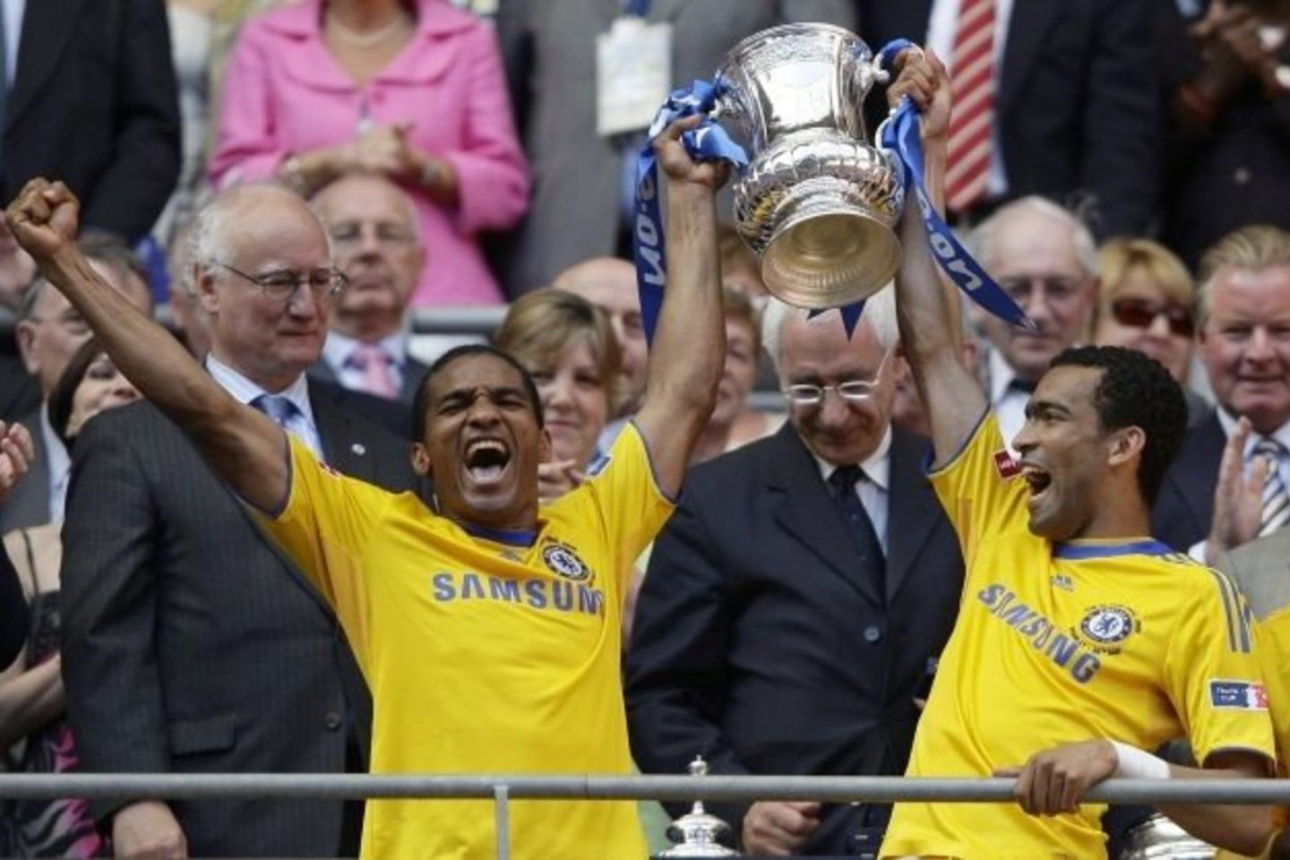 F.Malouda (kairėje) tikisi su „Chelsea“ klubu iškovoti daugiau titulų.