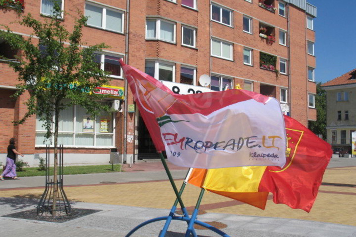 Klaipėdoje plevėsuoja Europiados vėliavos.