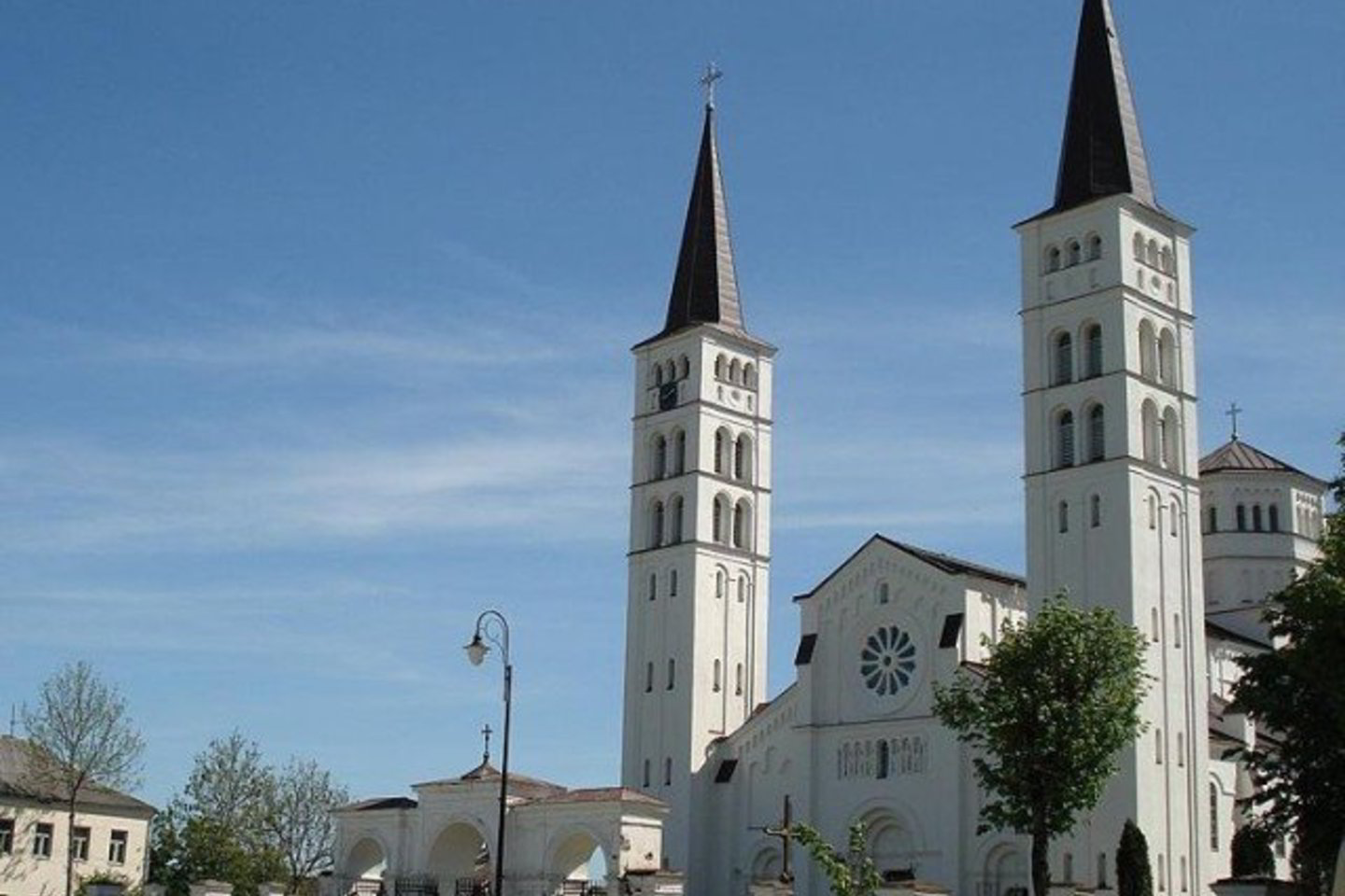 Bažnyčia pastatyta prie centrinės miestelio aikštės, formuoja jos planą bei erdvę.