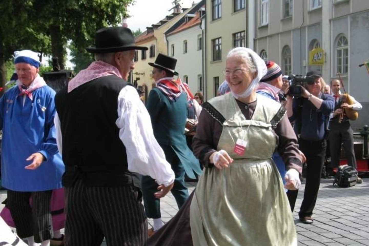 Ketvirtadienį miesto gatvėse ir aikštėse sukasi užsienio šokėjai ir traukia dainas dainininkai.