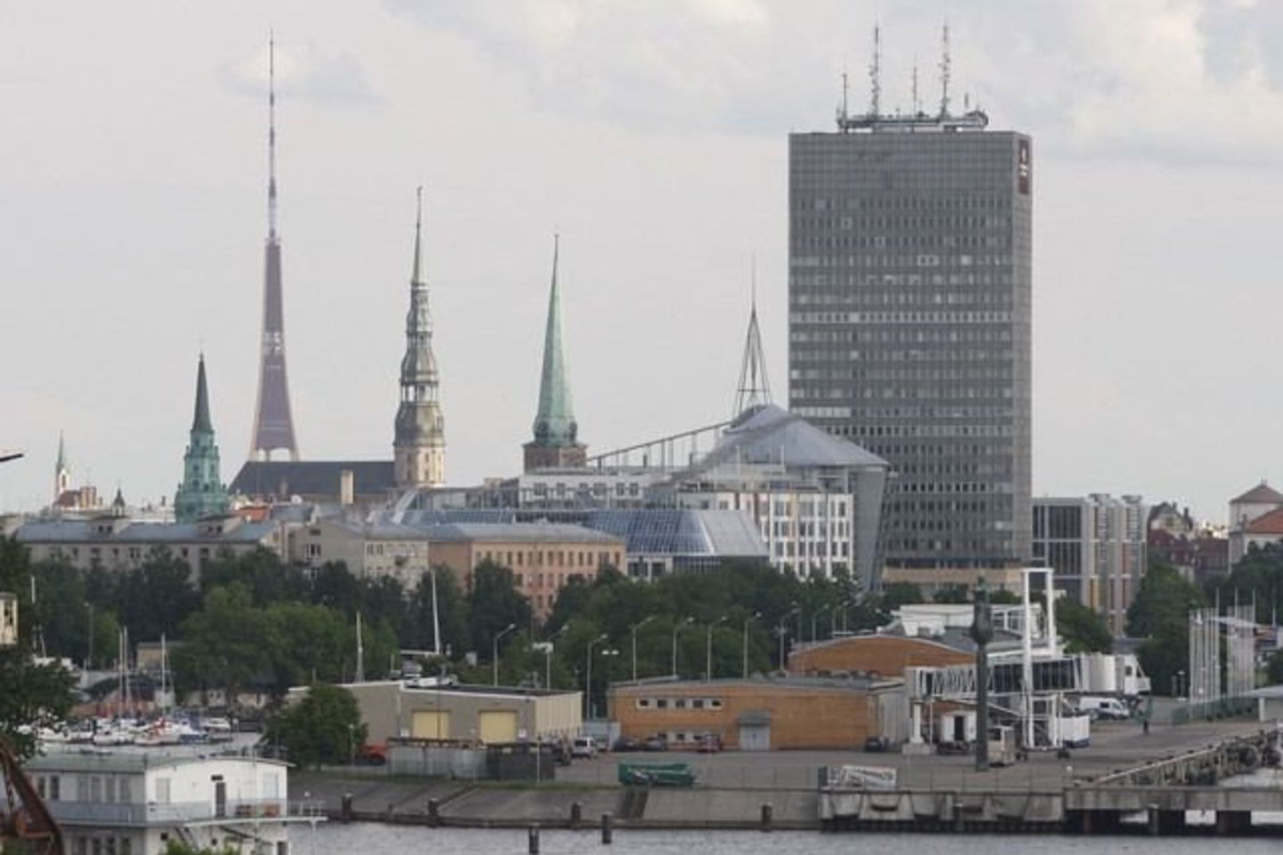 Evakuojami gyventojai iš namų, esančių prie uosto.