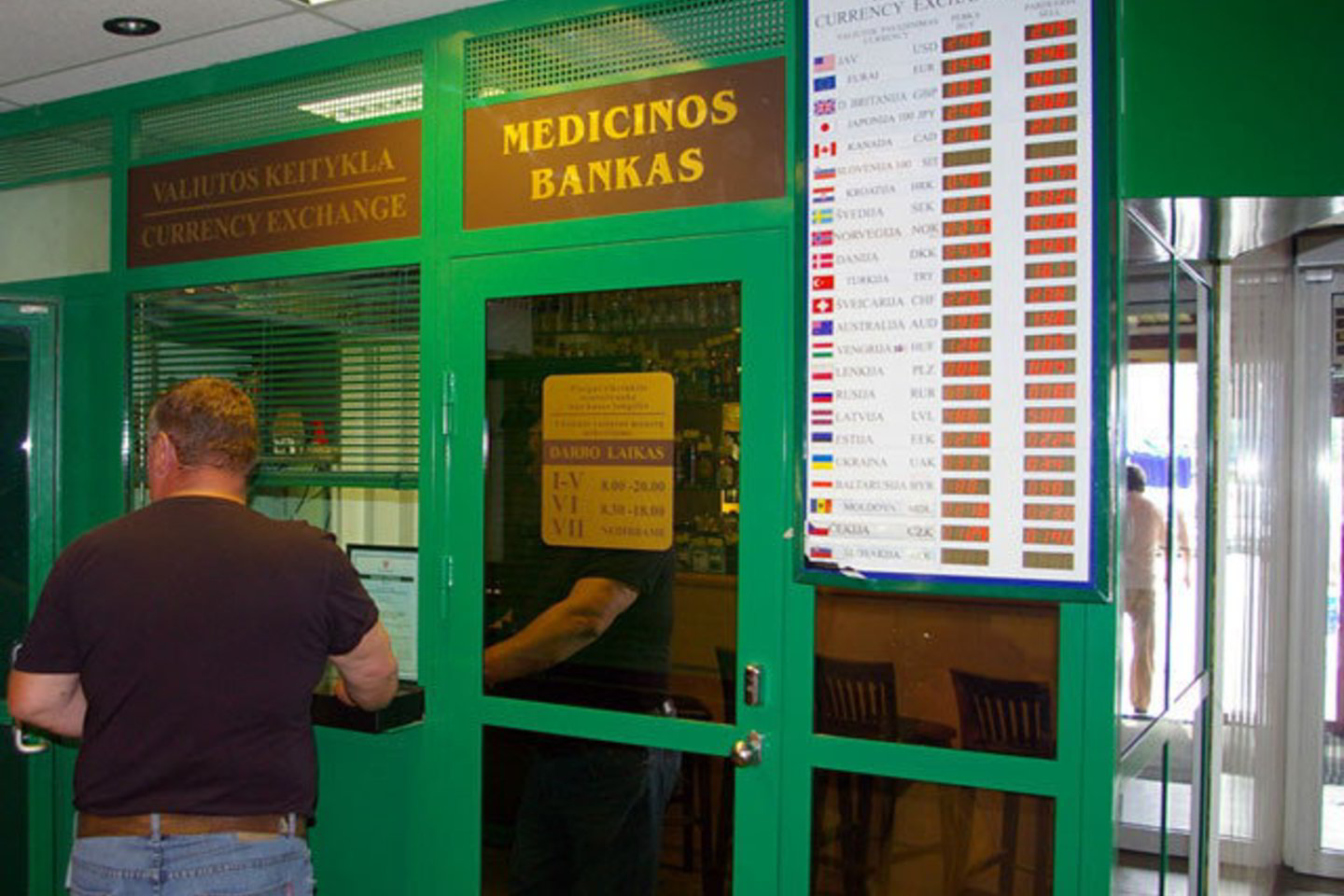 Pinigai, kuriuos nešė inkasatorius, buvo skirti šiai „Medicinos banko“ valiutos keityklai.