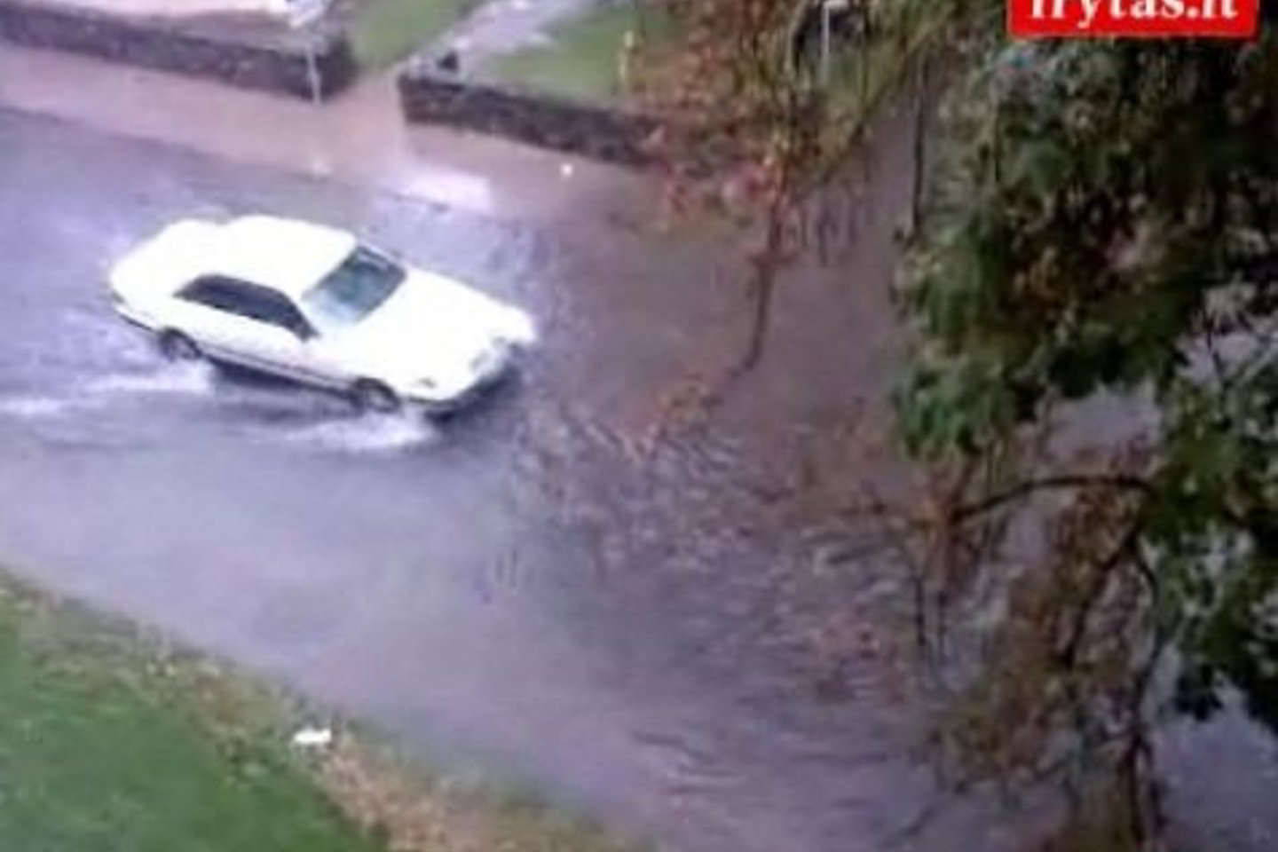 Automobiliai turėjo važiuoti tarsi per upelius.