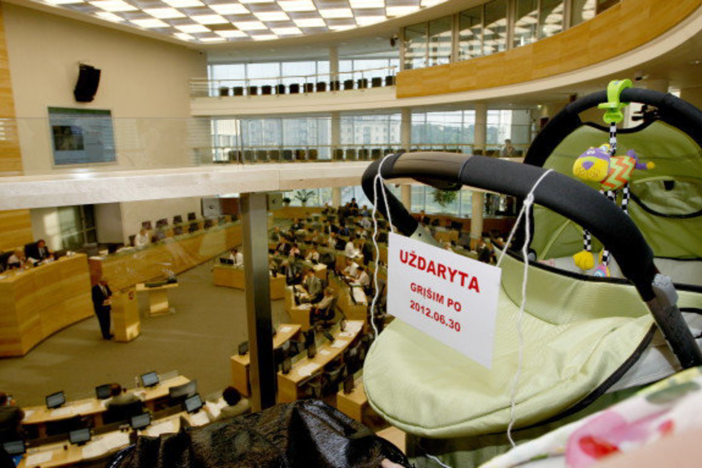 Mamoms, gaunančioms motinystės pašalpas, neleidžiama dirbti, nors jos, daugelyje šeimų, galėtų būti vienintelės dirbančios ir papildomus mokesčius mokančios į Valstybės biudžetą.