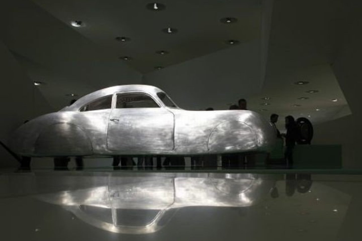 “Volkswagen“ ketina kaip galima greičiau įsigyti „Porsche“.