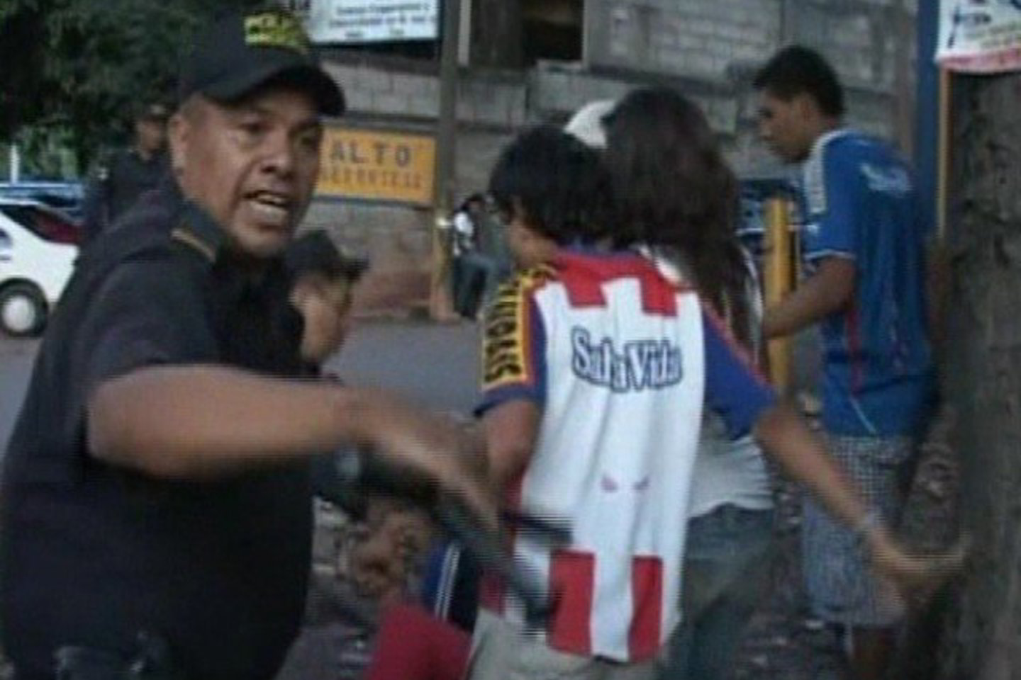 „Reuters“ televizijos kameros užfiksavo, kaip policija purškia ašarines dujas ir lazdomis pliekia futbolo aistruolius.