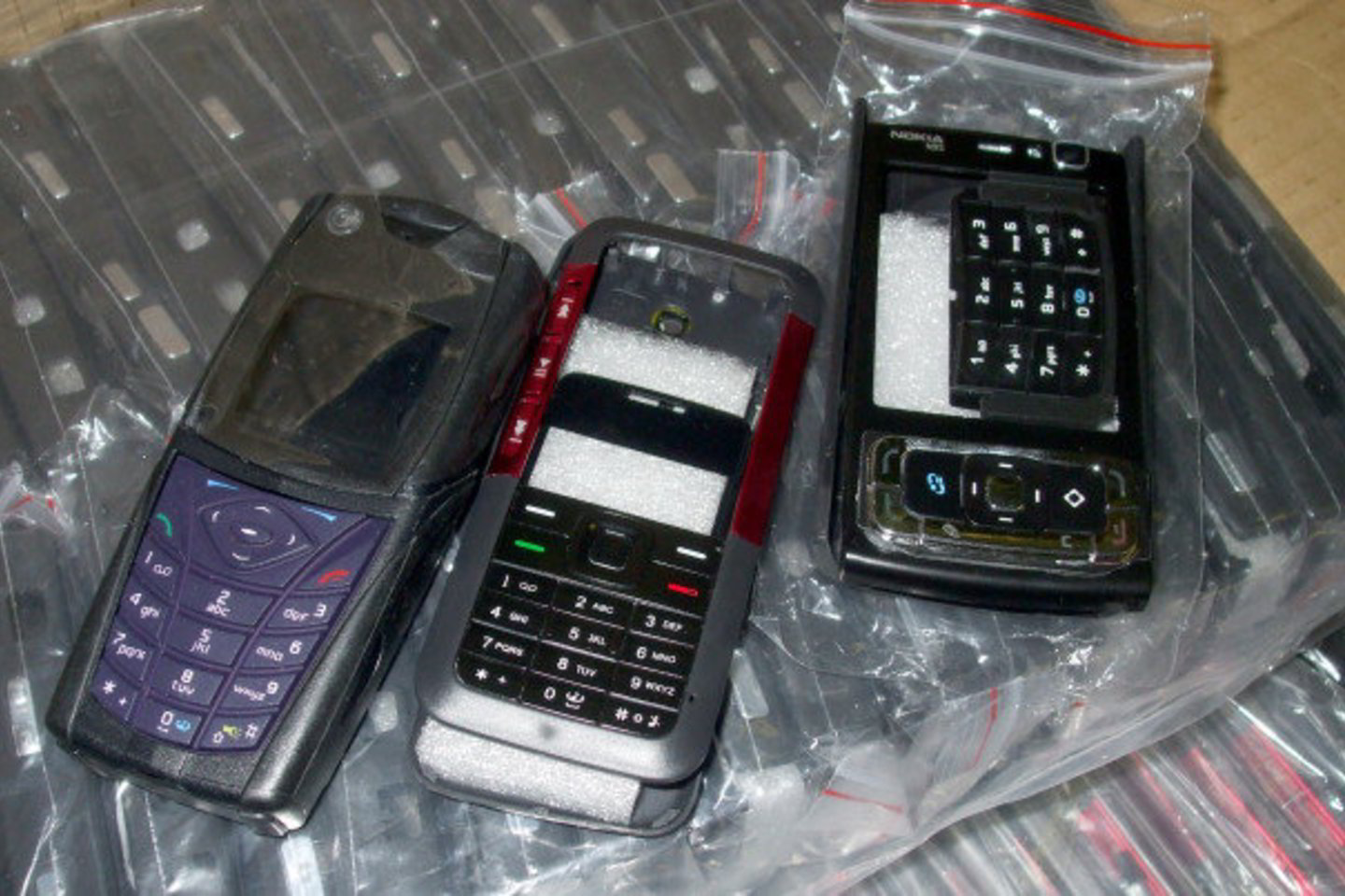 Per tikrinimą viename Vilniaus oro uosto posto terminale muitininkai aptiko ir sulaikė mobiliųjų telefonų dalių ir jų priedų pažymėtų „Nokia“, „Sony Ericsson“, „Samsung“ ir „iPhone“ prekių ženklais.