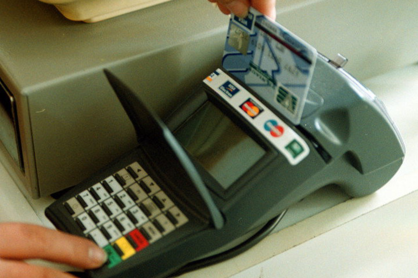 Vis dažniau pasitaiko atvejų, kai sukčiai pasinaudoja svetimomis banko kortelėmis.