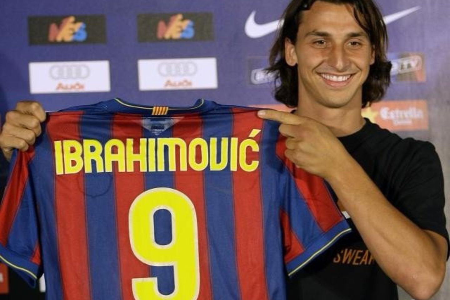 Z.Ibrahimovičius "Barcelona" klube vilkės 9 numeriu pažymėtus marškinėlius.
