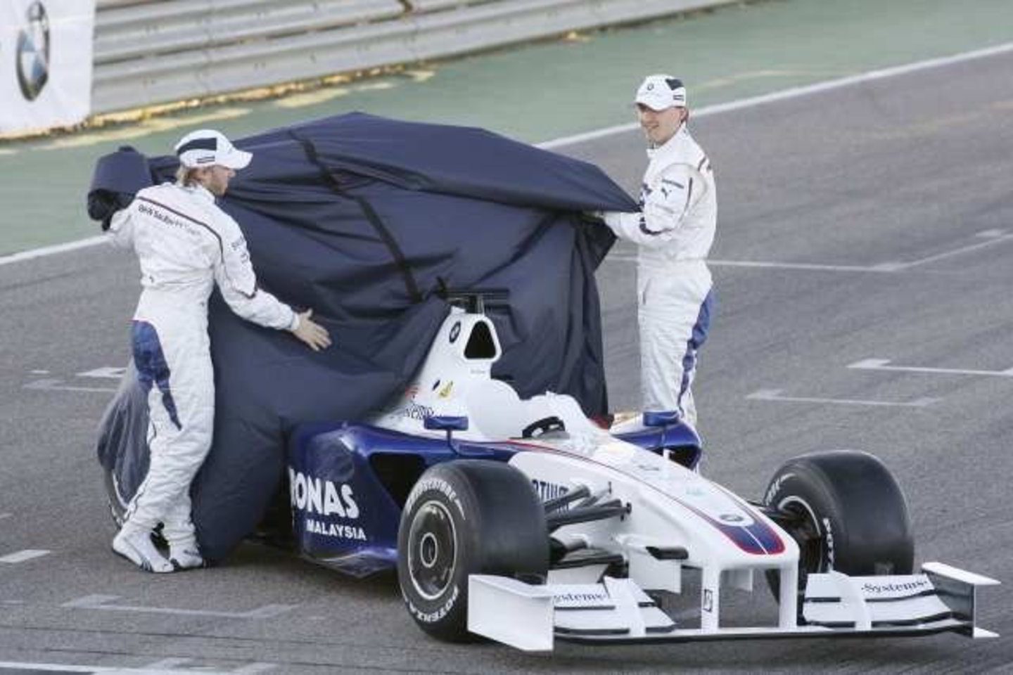 BMW bolidai, kuriuos šį sezoną vairuoja N.Heidfildas (kairėje) ir R.Kubica, po šio čempionato nebevažinės „Formulės-1“ trasose.